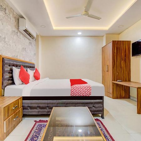 Oyo 81625 Hotel Radhika Manmad Екстериор снимка