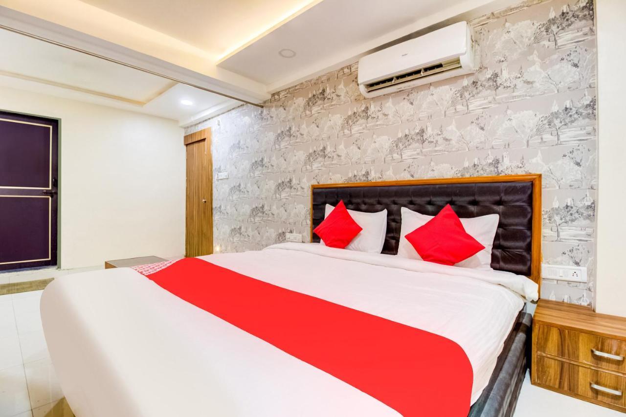 Oyo 81625 Hotel Radhika Manmad Екстериор снимка