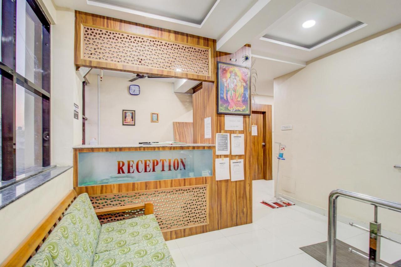 Oyo 81625 Hotel Radhika Manmad Екстериор снимка