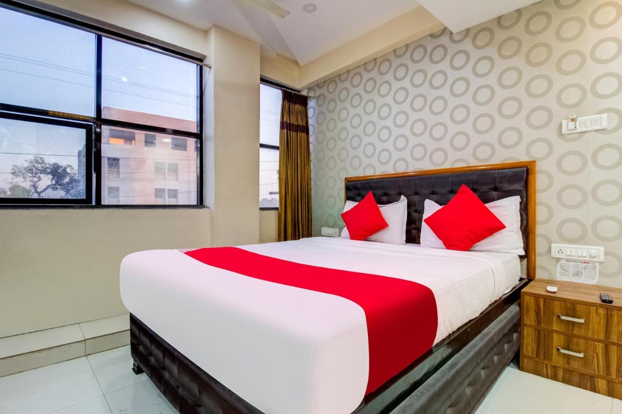 Oyo 81625 Hotel Radhika Manmad Екстериор снимка