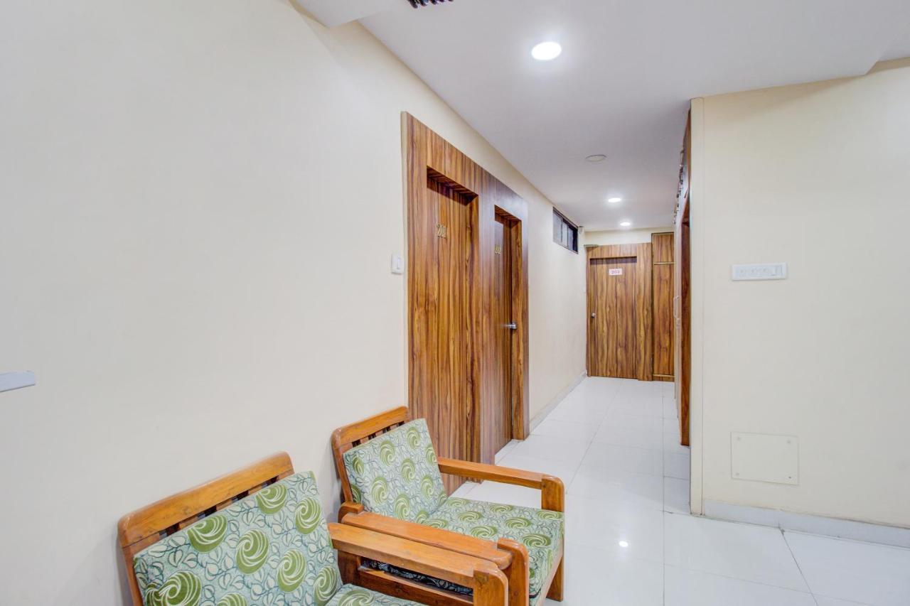 Oyo 81625 Hotel Radhika Manmad Екстериор снимка